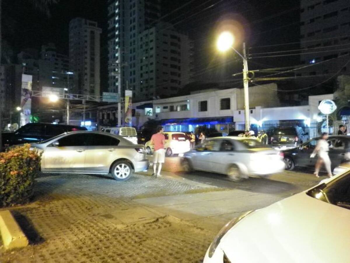 En Cartagena falta una política integral que ataque y controle las habituales fuentes de ruido intenso, como son algunos negocios, e incluso ciertos particulares que amplifican el sonido de sus equipos por encima de lo normal. ARCHIVO