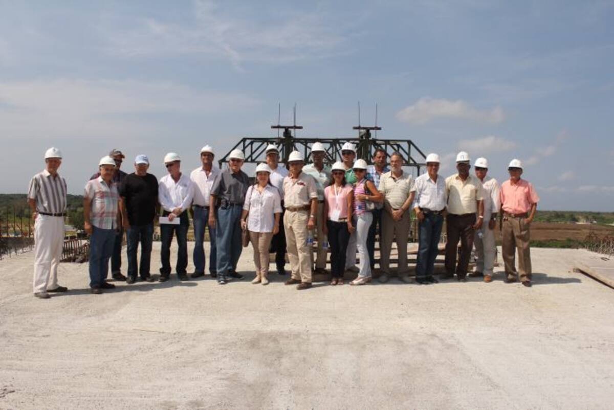 Ingenieros y arquitectos que visitaron obras de construcción del puente de Barú. CORTESÍA