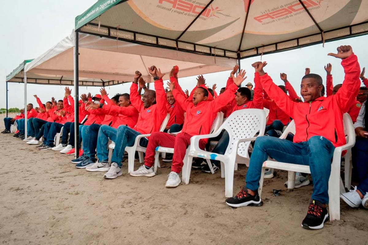 Después de 21 años, salvavidas de Cartagena por fin tendrán contrato digno