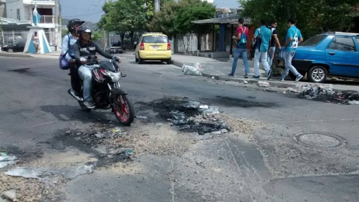 Así amanecieron hoy jueves varios tramos de la avenida El Consulado luego de que el miércoles en la noche las comunidades afectadas por las interrupciones de luz quemaran llantas para exigir el restablecimiento del servicio. Óscar Díaz- El Universal