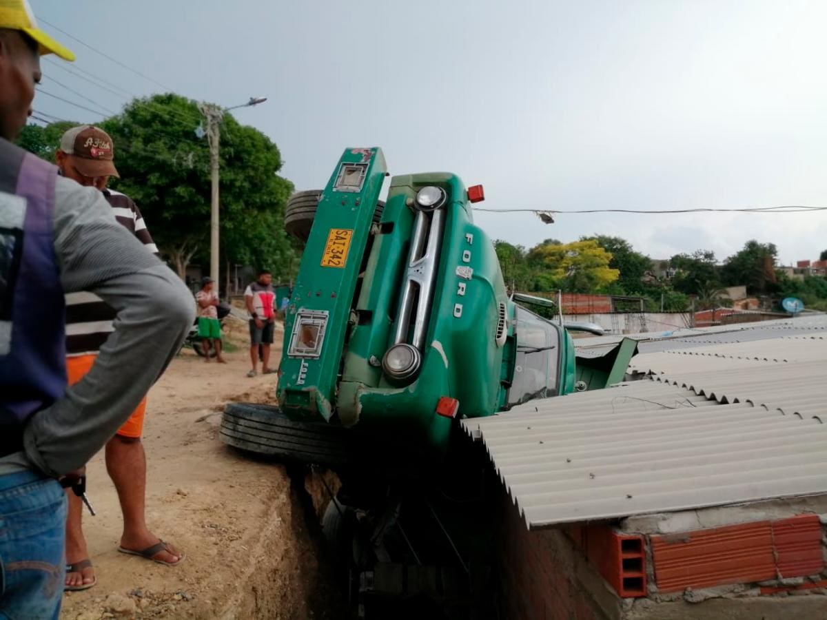 El conductor de la volqueta, que llevaba una carga de arena, dice que la tierra cedió y por eso no pudo controlar el vehículo. La arena la llevaba a una construcción cercana.