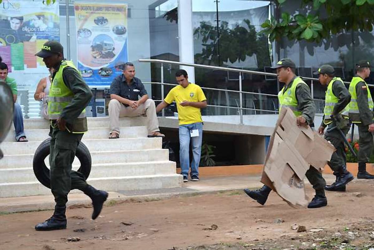 La Policía continúa vigilando los escrutinios para evitar disturbios.