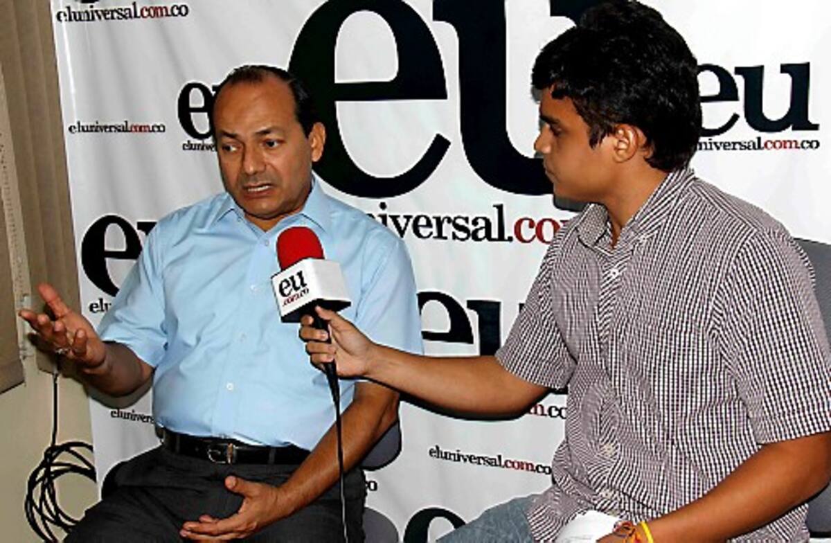 El candidato del Partido de la U a la alcaldía de Cartagena, Miguel Raad, contestó ayer pregun-tas de los foristas y seguidores web de El Universal. Kailline Giraldo