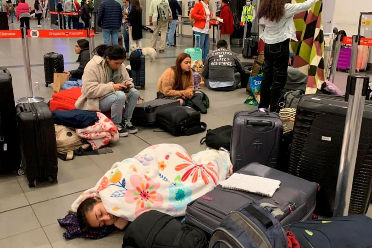 Suspensión de operaciones de Viva deja en el aire a un millón de pasajeros