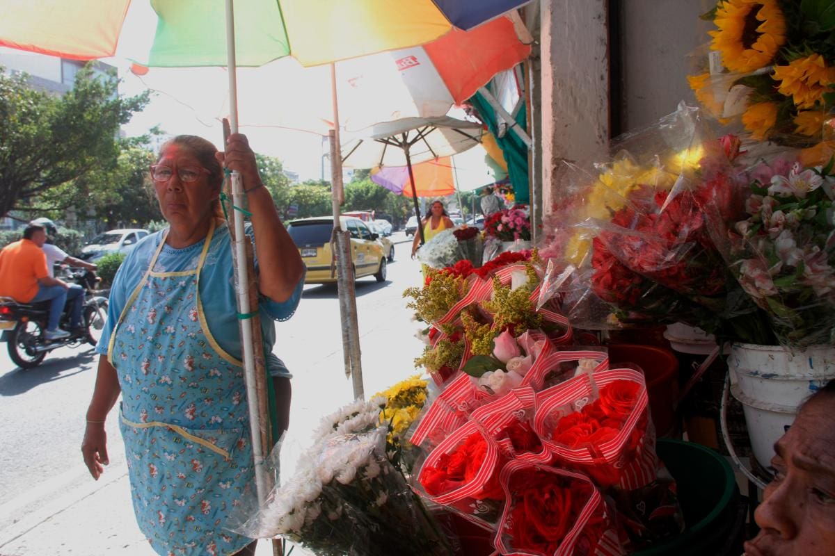 Las vendedoras de flores temen que después de varias décadas trabajando en la zona, sean desalojadas por las autoridades. // Foto: Zenia Valdelamar - El Universal