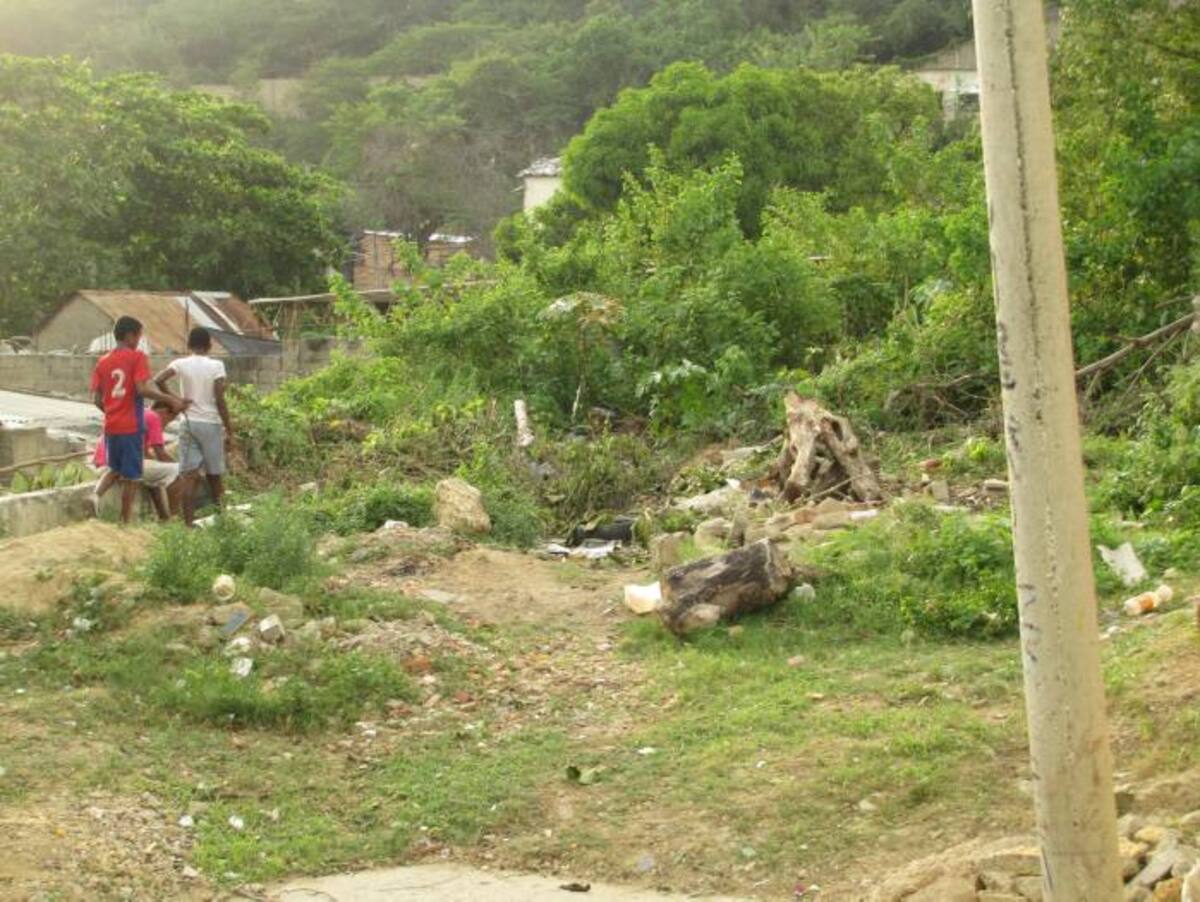 Los niños juegan en el lote que también usan los bandidos. ANTONIO CANCHILA - ELUNIVERSAL.COM.CO