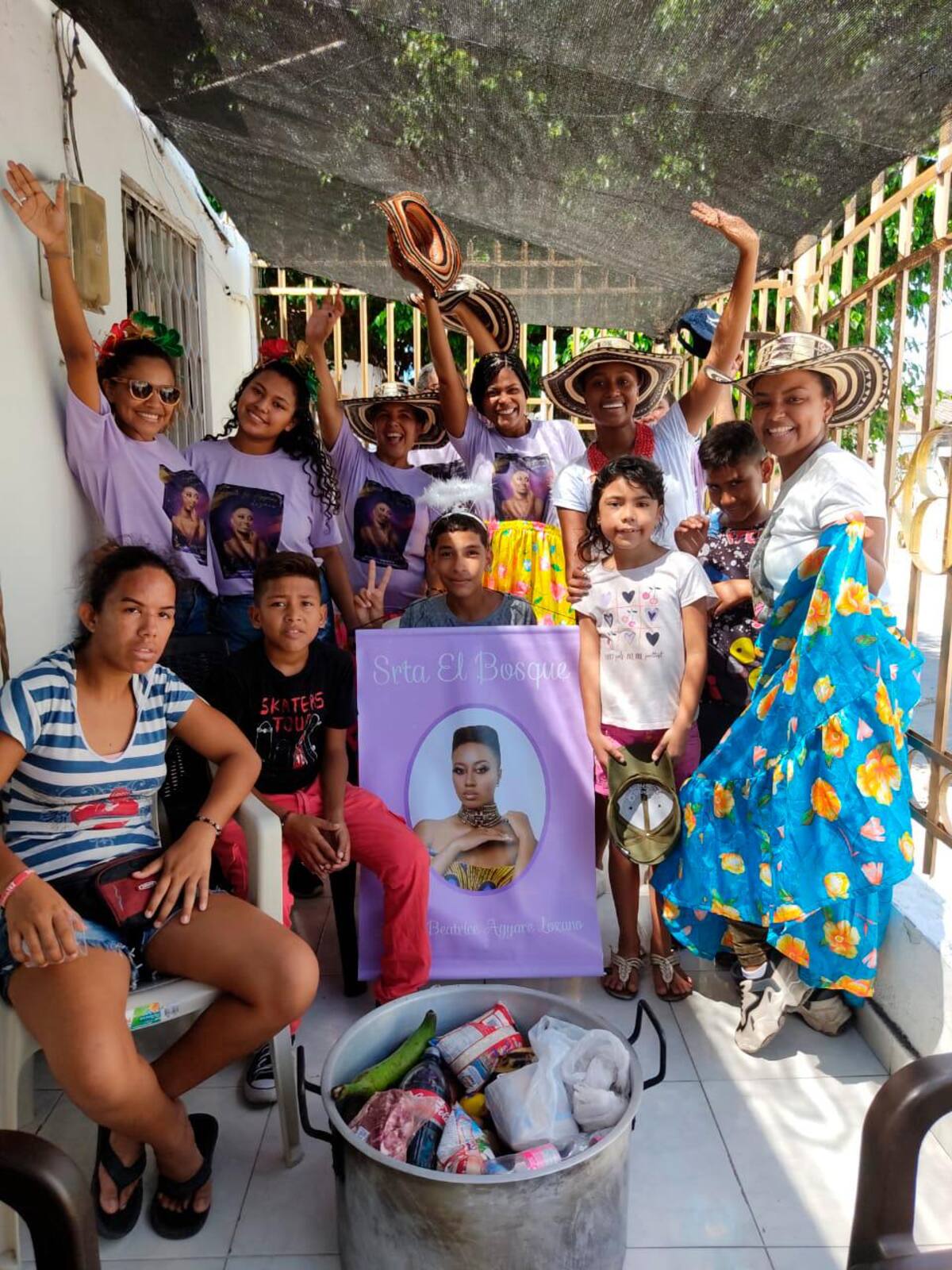 Muy felices de recoger los alimentos durante el recorrido estaba la comitiva de El Bosque. // Foto: cortesía.