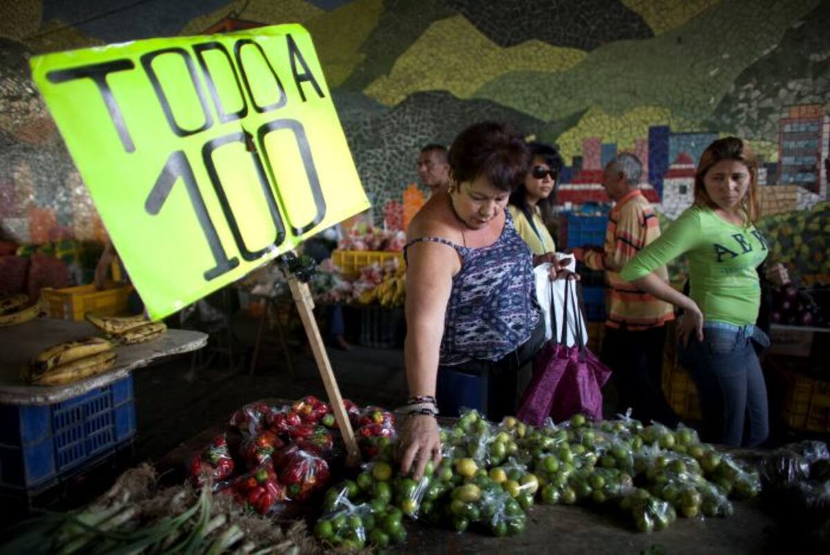 La inflación en Venezuela pone a sufrir el bolsillo de los residentes del vecino país. AP Ariana Cubillos