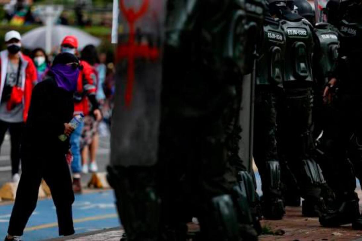 Con una bomba molotov fue quemado un policía en Bogotá