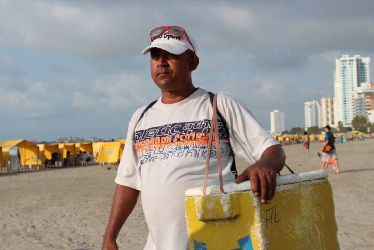 Ever Quiroz Contreras, vendedor de agua, gaseosas y cerveza. Julie Parra Benítez