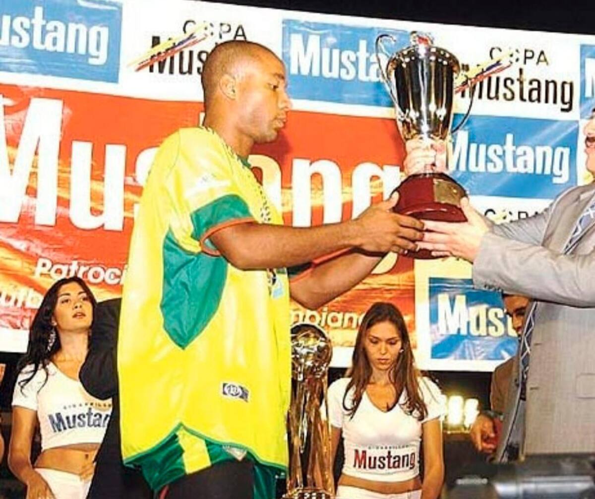 Fram Pacheco recibió el trofeo de subcampeón en el 2005. ¡Qué tiempos aquellos!. //Cortesía
