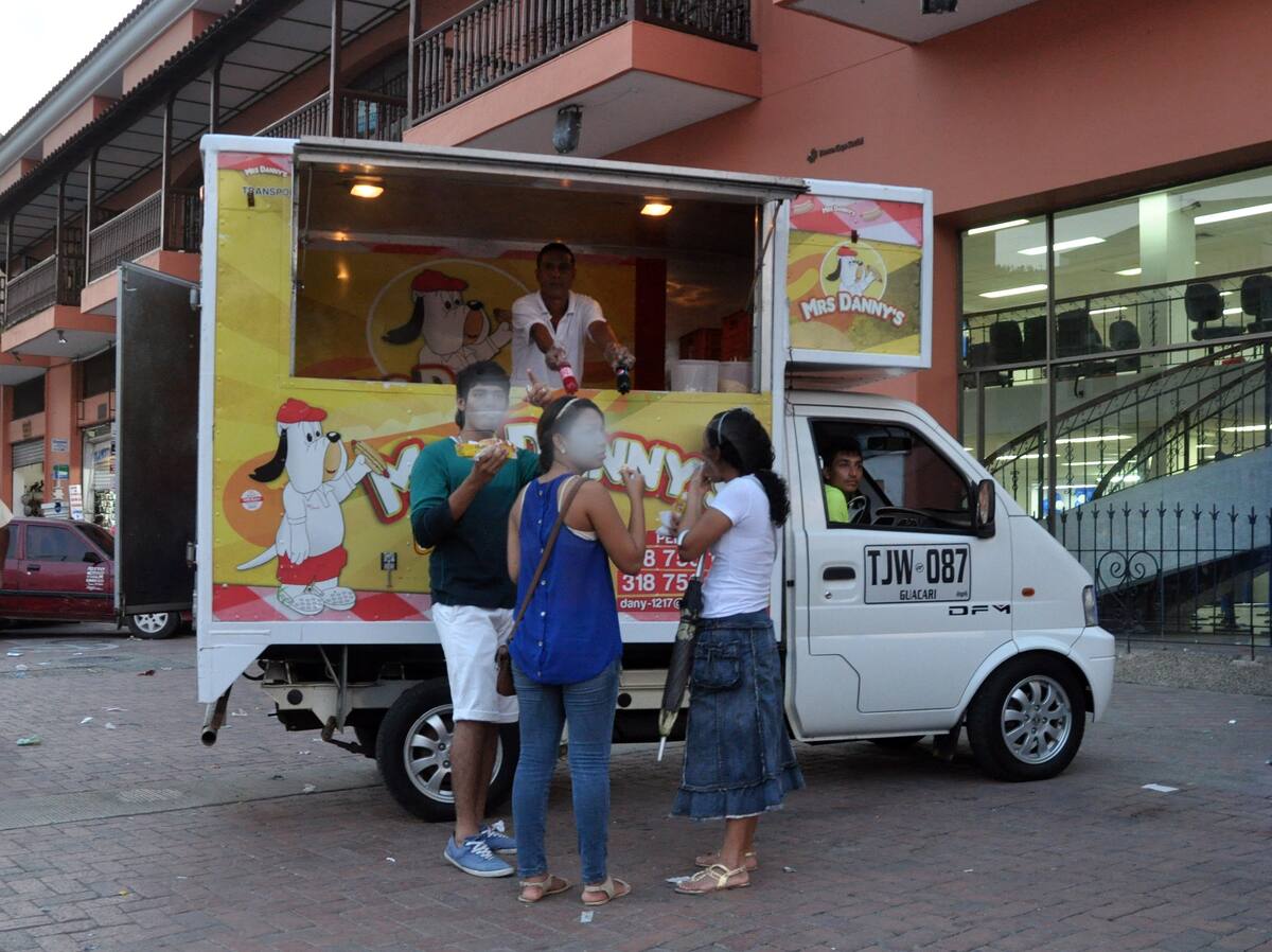 La venta de comidas en carros estacionados en espacio publico está prohibida. Cortesía - Gerencia de Espacio Público.
