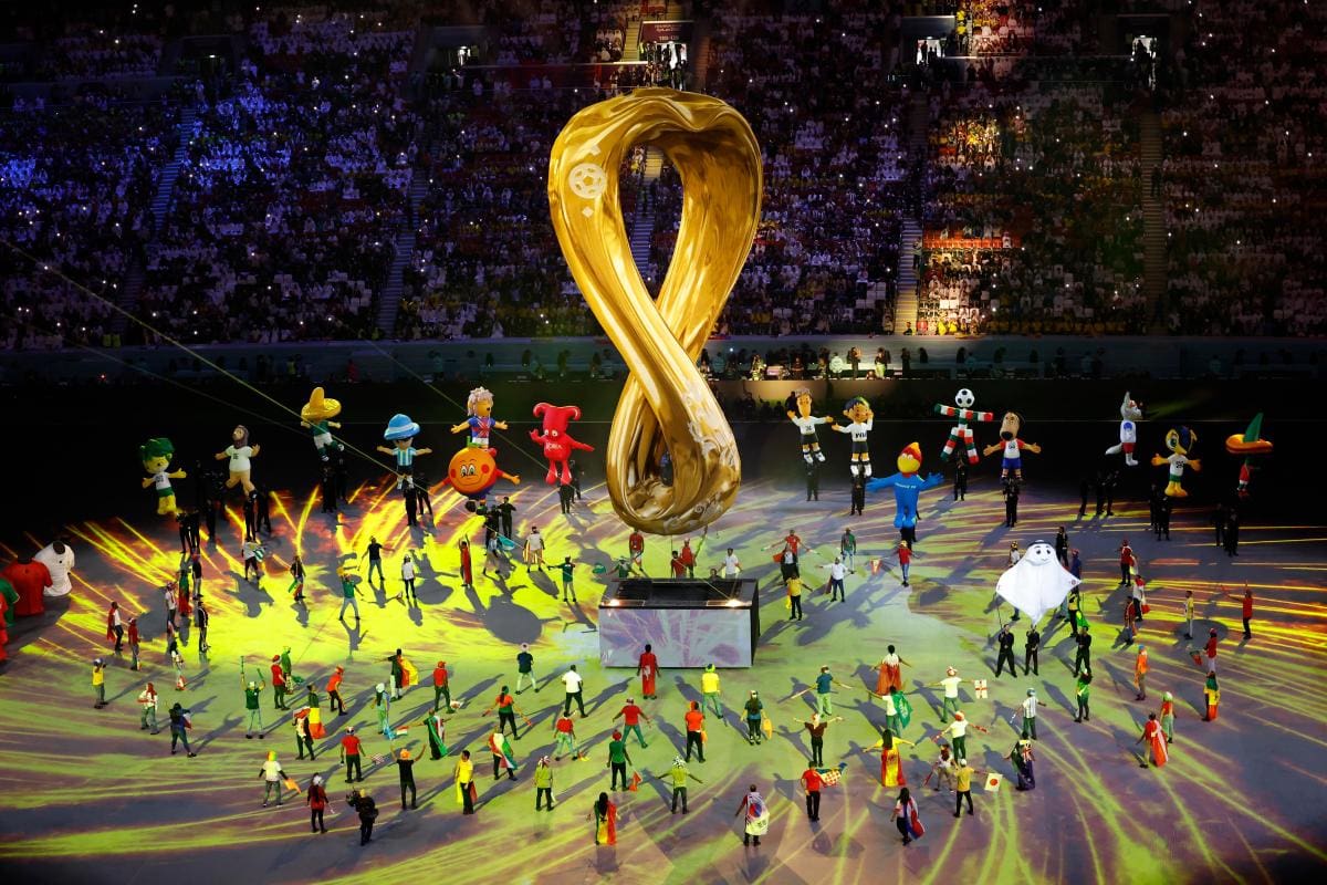 Una escena llena de colores durante la ceremonia inaugural previa al partido inaugural. //EFE