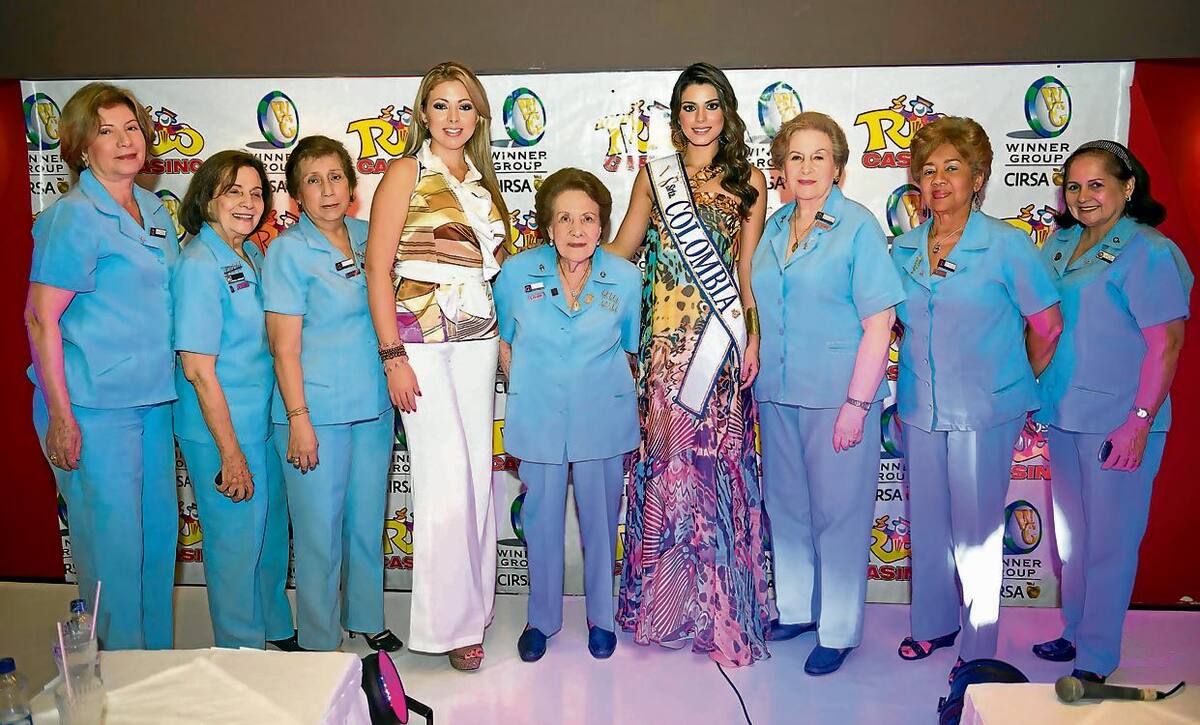 Juliana López, Cecilia de Char, Elida de Mestre, Ana Cristina Jiménez, Helena Posada de Espinosa, la Señorita Colombia, Lucía Aldana Roldán; Violeta de Sáenz, Ramonita Oñoro y Evelia Romero de Martínez.