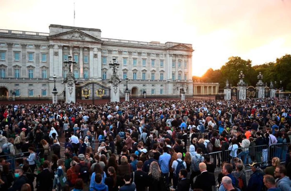 La gente se reúne a las puertas del Palacio de Buckingham tras el anuncio oficial de la muerte de la Reina Isabel II. //EFE.