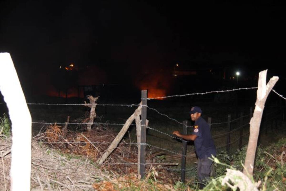 La imprudencia de los guardias pudo resultar en una tragedia mayor, pues a pocos metros del lugar se encuentra ubicada una estación de gasolina. NAYIB GAVIRIA AMADOR - EL UNIVERSAL