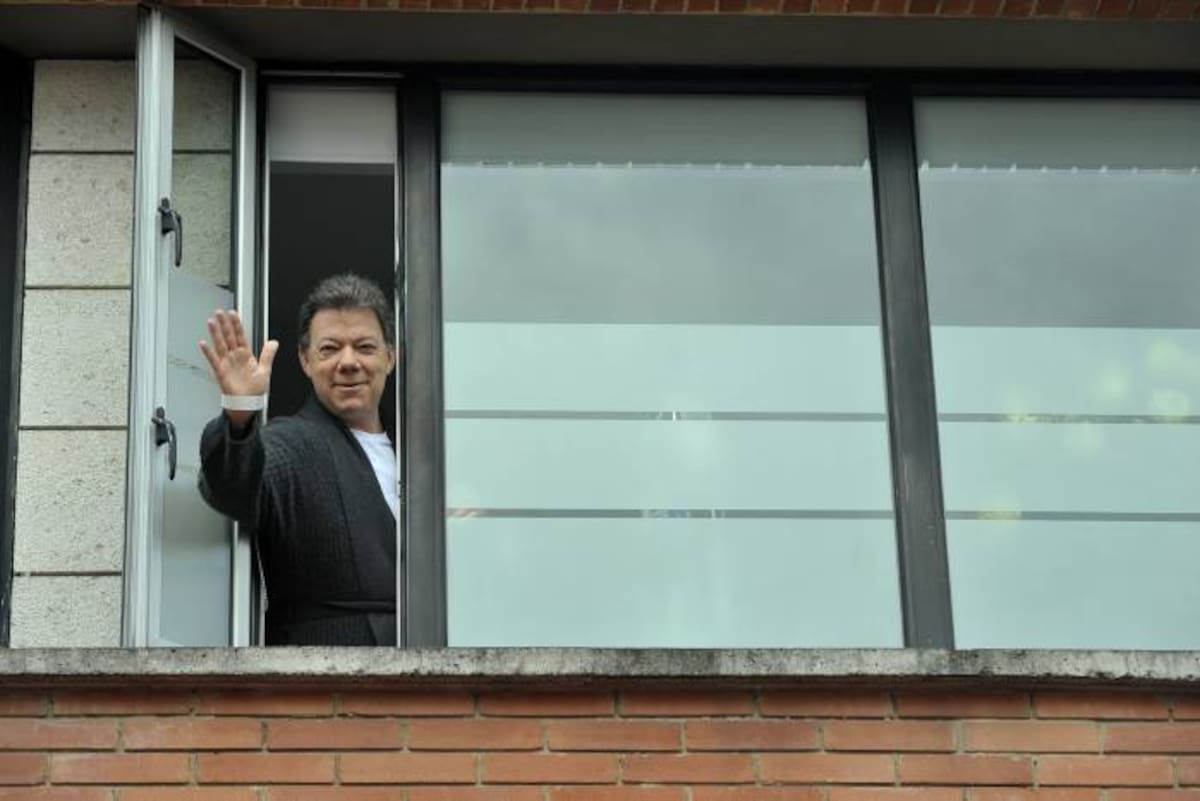 Juan Manuel Santos, presidente de Colombia, saludó desde la ventana de la habitación de la clínica Santa Fe. El parte médico es satisfactorio. PRENSA PRESIDENCIA