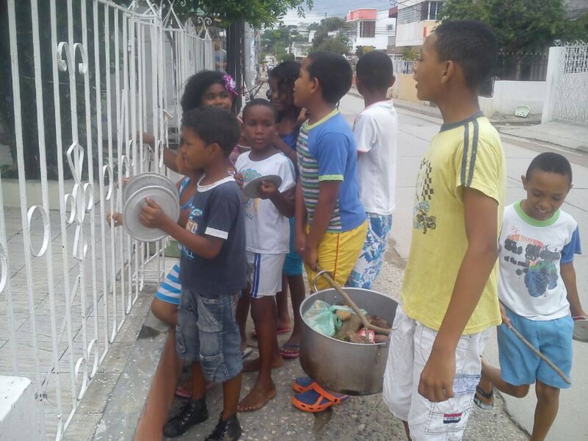 Los niños y niñas van caminando casa por casa con una olla en la que meten lo recogido. ÓSCAR DÍAZ- EL UNIVERSAL