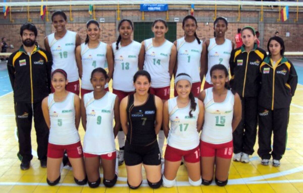 Seleccionado Femenino de Bolívar, categoría Sub 21 que ocupó el segundo lugar en Cajicá, Cundinamarca. De pie, de izquierda a derecha, Andrés Mesa (entrenador), Melissa Rangel, Gabriela Coneo, Candy Alvarez, Linda Barrios, Yeisy Soto, Ana Torregrosa, Reina Ayola (asistente) y Yiney Ramos (fisoterapeuta). Abajo Oriana Guerrero, Yarlin Beltran, Adriana Diaz (líbero), Gabriela Walton y Maria Alejandra Marín (capitana). Cortesía