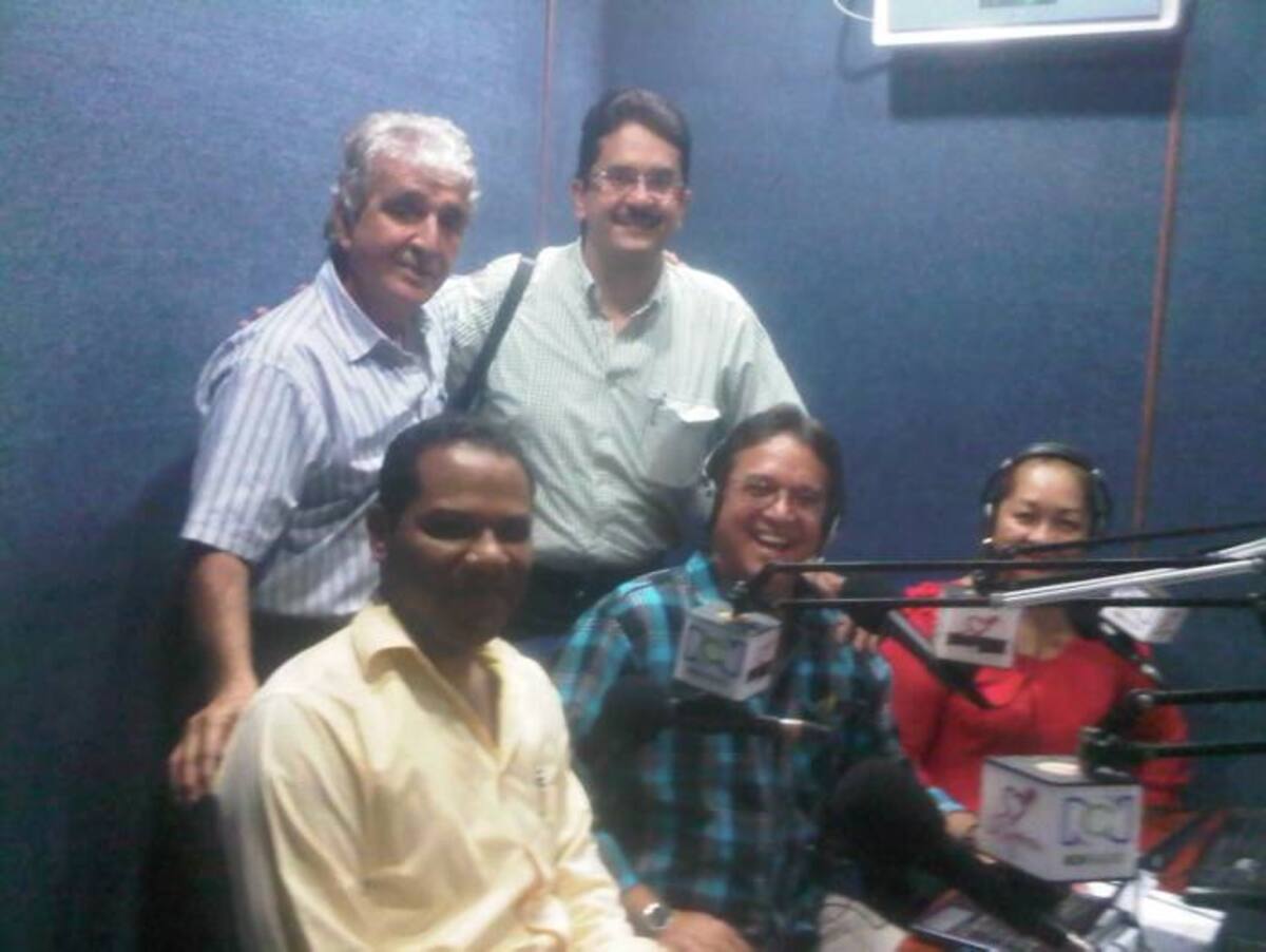 En la cabina radial de La Cariñosa posaron para El Universal los médicos Henry Vergara (de pie a la izquierda), conductor del programa, y el psiquiatra Fernando Barrios, invitado especial en el lanzamiento ‘Guardianes de tu salud’. Sentados: el psicólogo Adolfo Castillo (izquierda); el médico cirujano Álvaro Cárcamo, director del programa, y Malena Álvarez, presentadora radial. MARÍA ALEJANDRA CARDONA