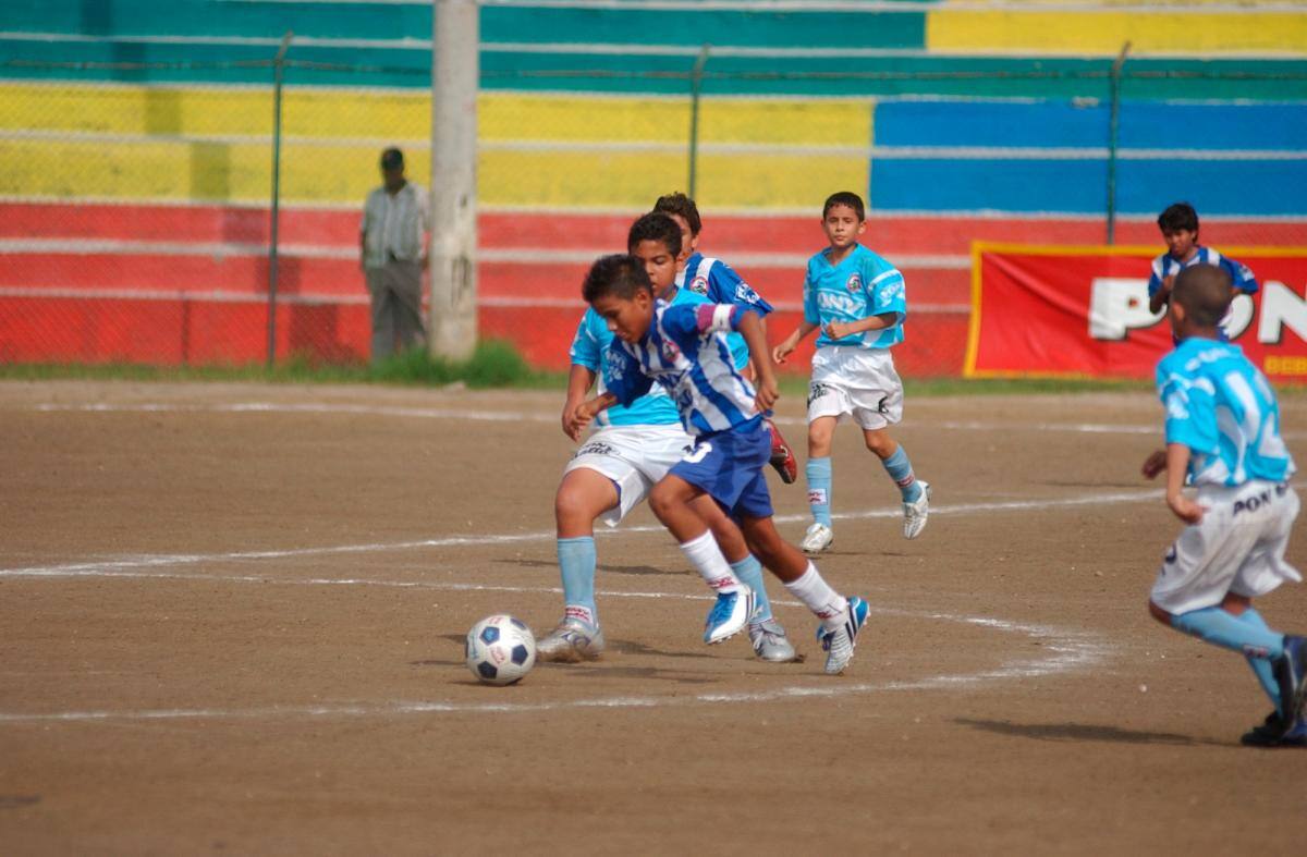 Anteriormente, la cancha de San Fernando era de arena. El escenario siempre ha servido para forjar grandes futbolistas, pero hoy tristemente es un peligro para los niños que juegan ahí. //ARCHIVO