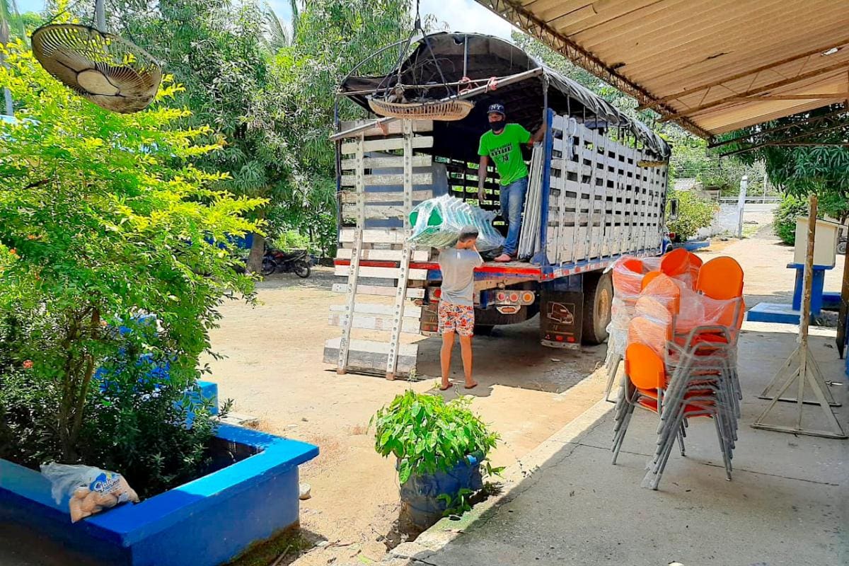 Alcaldía de Mahates entrega dotaciones a sus colegios