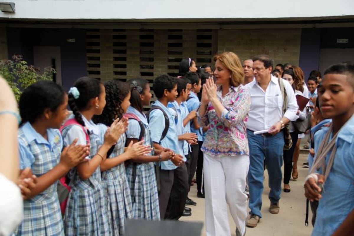 La ministra de eduación, María Fernanda Campo, y el viceministro de educación Básica y Media, Julio Salvador Alandete, compartieron con los niños en la entrega de la Institución Educativa El Rosedal. Oscar Diaz