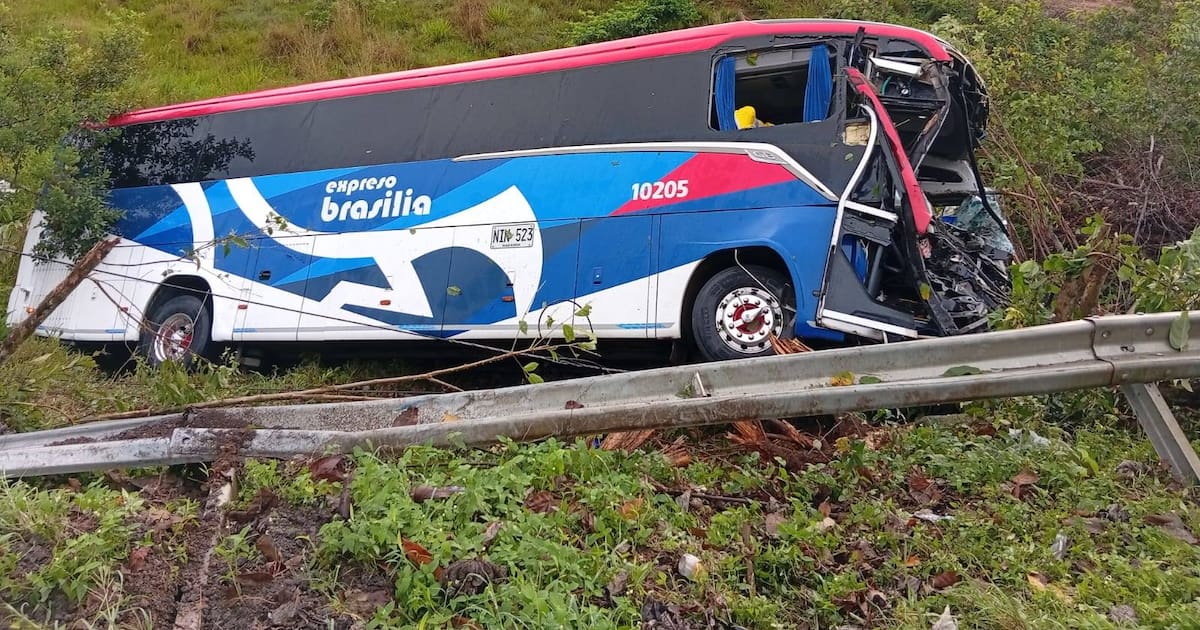 2 dead after Brasilia bus crashes on the Mompox-Medellín route