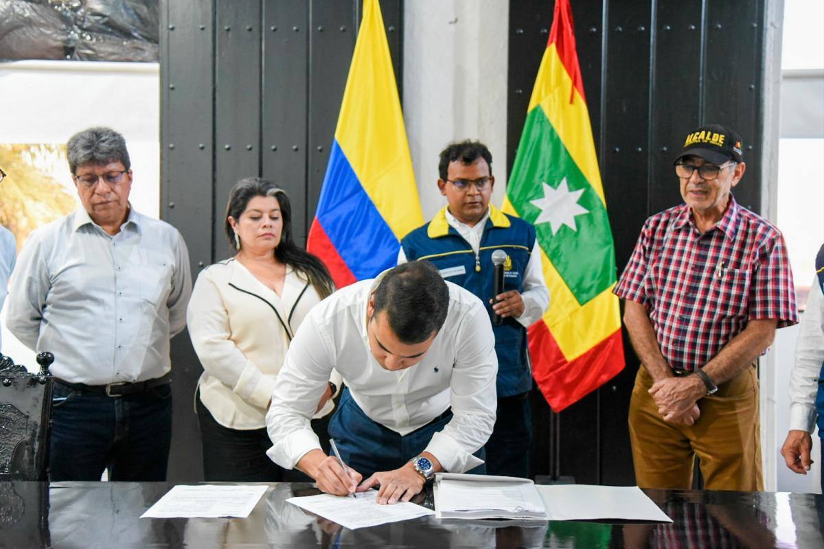 Firma del acta de inicio de estudio para definir método para restituir el espacio público de Aquarela. // Cortesía