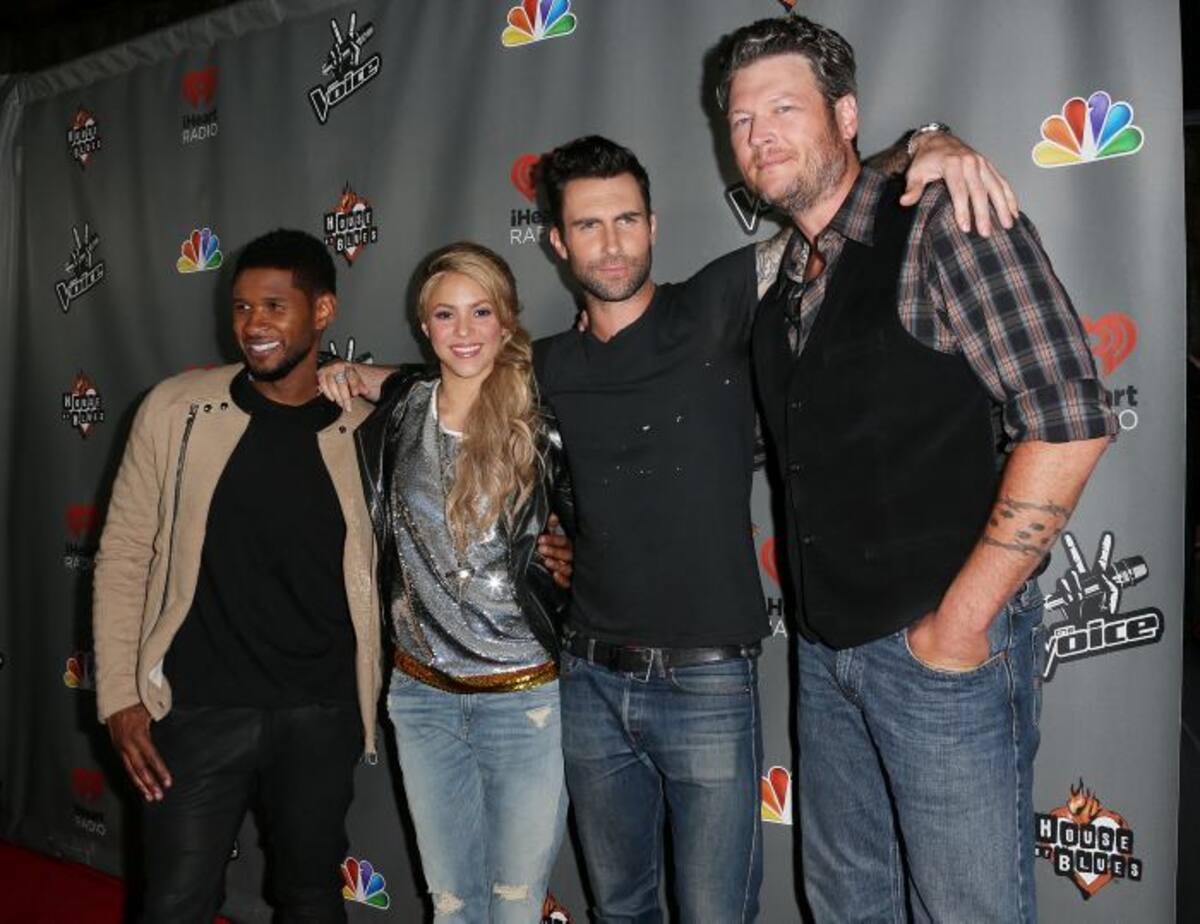 Shakira junto a sus compañeros en el reality "The Voice", Usher, Adam Levine y Blake Shelton. AFP Frederick M. Brown