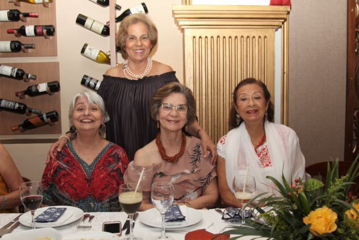 De pie: María Rosario de Salas, sentadas: María del Carmen de Arzayus, Mona de Desmoineaux y Gladys de Mendoza. KAILLINE GIRALDO