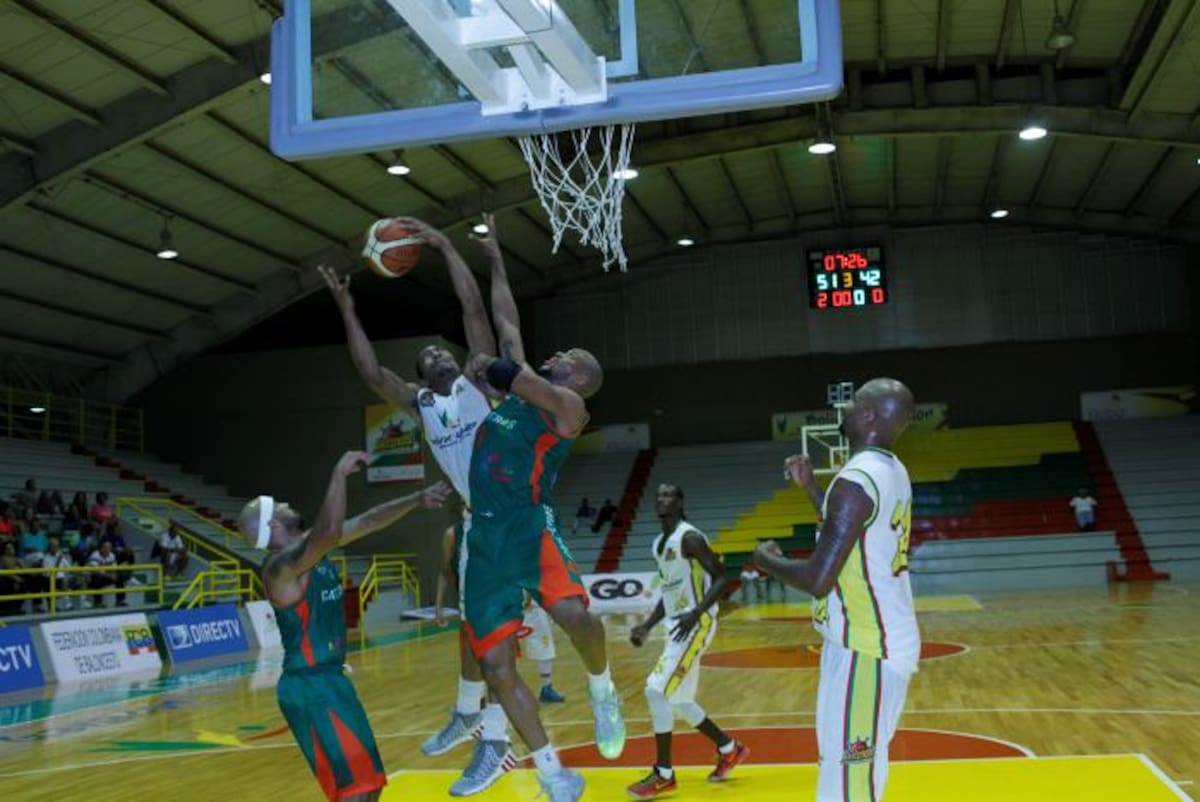 Brandon Rayson, de Marinos, gana el rebote ofensivo en el juego de anoche. ÓSCAR DÍAZ ACOSTA-EL UNIVERSAL