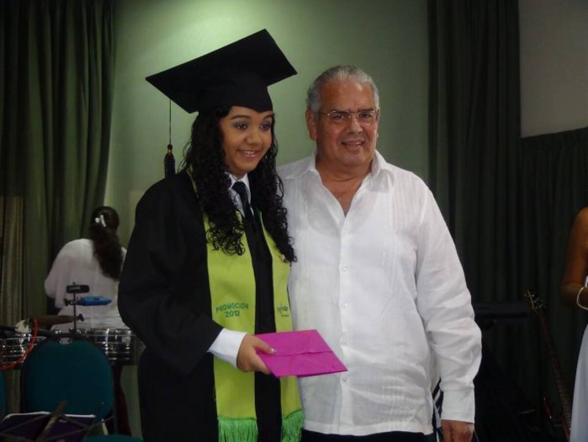 Angie Paola Castillo Guevara, la mejor estudiante, con Felipe Mendoza, director de Comfamiliar. CORTESÍA