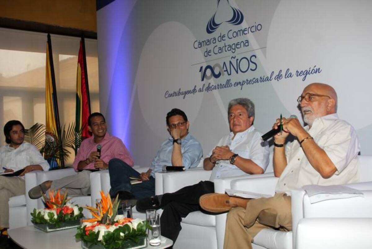 El foro sobre Movilidad sostenible en Cartagena estuvo moderado por el escritor y periodista Juan Gossaín. OSCAR DÍAZ - El Universal