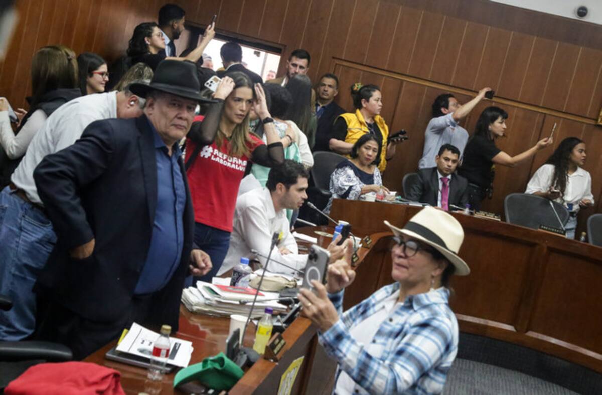 Interior de la Comisión Séptima del Senado tras el hundimiento del proyecto de reforma laboral. //Colprensa