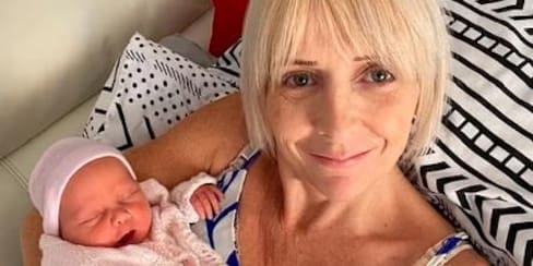 ¡Inspiradora!: Mujer de 53 años logra ser madre tras 25 años de tratamientos