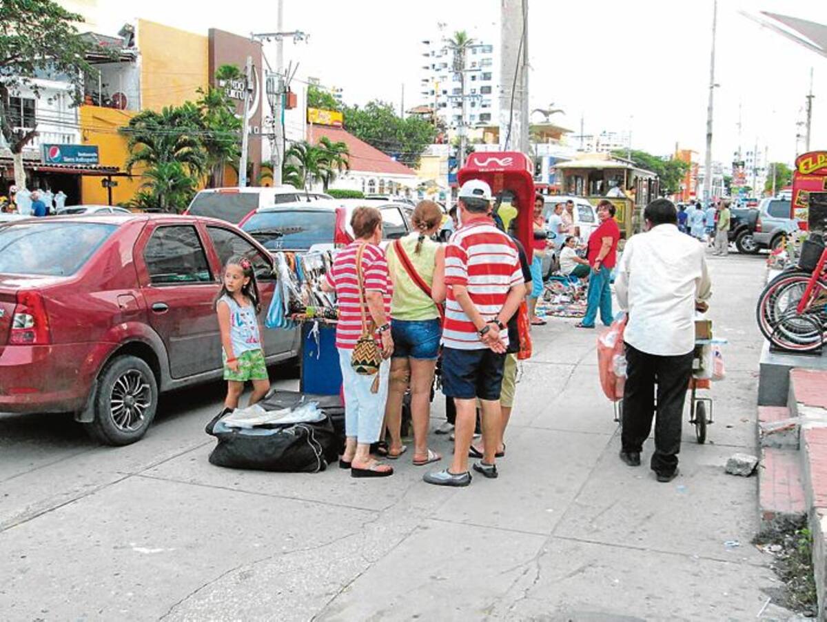 La invasion del espacio publico es uno de los problemas graves de Bocagrande. PEDRO TORRES, GENTE BAHÍA - EL UNIVERSAL