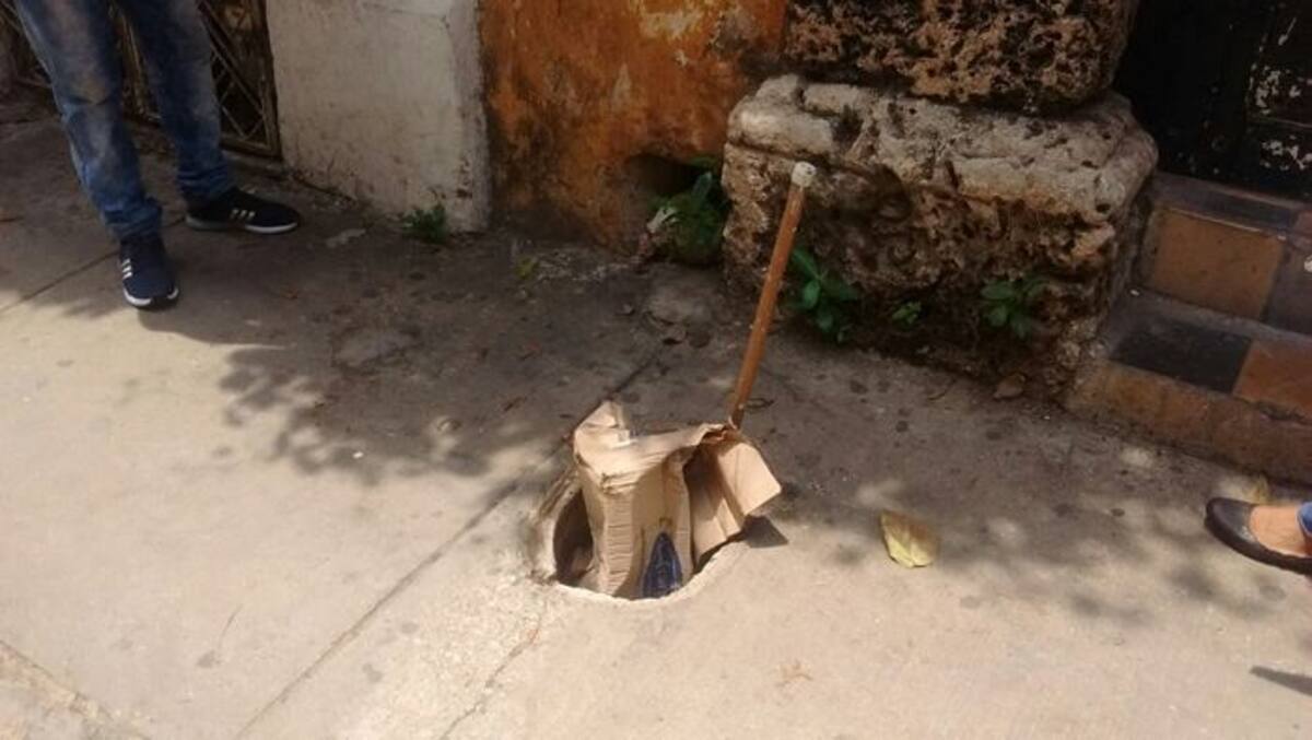 Estas fueron algunas de las tapas de alcantarillas y tapas de concreto que encontró la Secretaría de Infraestructura en mal estado durante un recorrido por el Centro. Cortesía