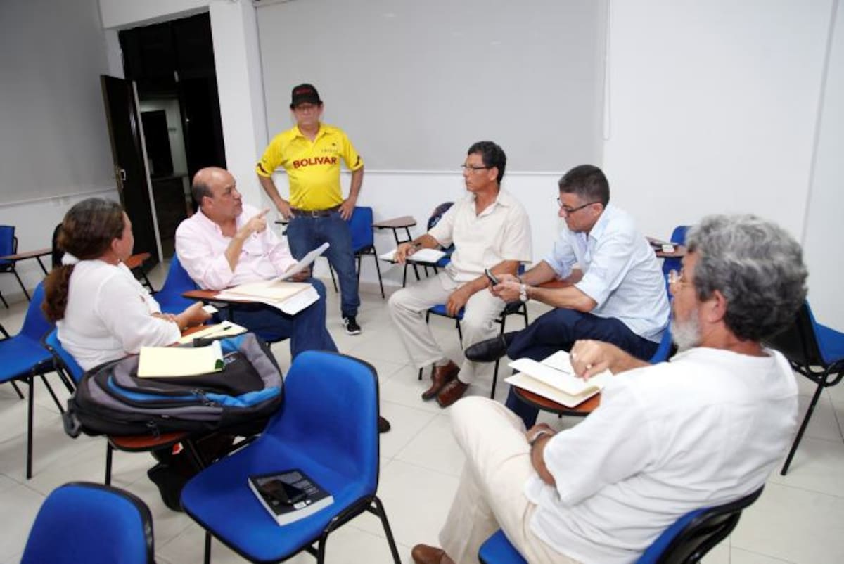 Julio Escudero, presidente de la Confederación Suramericana de karate Do reunido con los dirigentes locales. Aroldo Mestre-El Universal