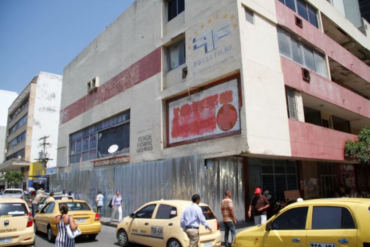 El deteriorado edificio donde funcionó Cines La Matuna fue encerrado, con láminas de zinc, por el Distrito. OSCAR DÍAZ ACOSTA-EL UNIVERSAL