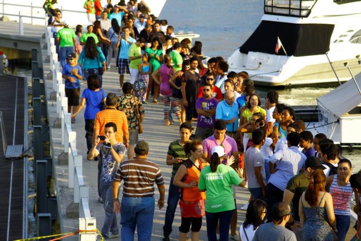 El muelle turístico se llenó de personas que querían conocer la embarcación. GERMÁN GÓMEZ POLO, EL UNIVERSAL