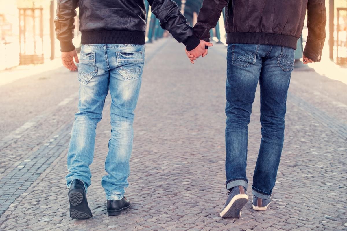 EE. UU.: Atacan a pareja gay que recibió insultos por viruela del mono