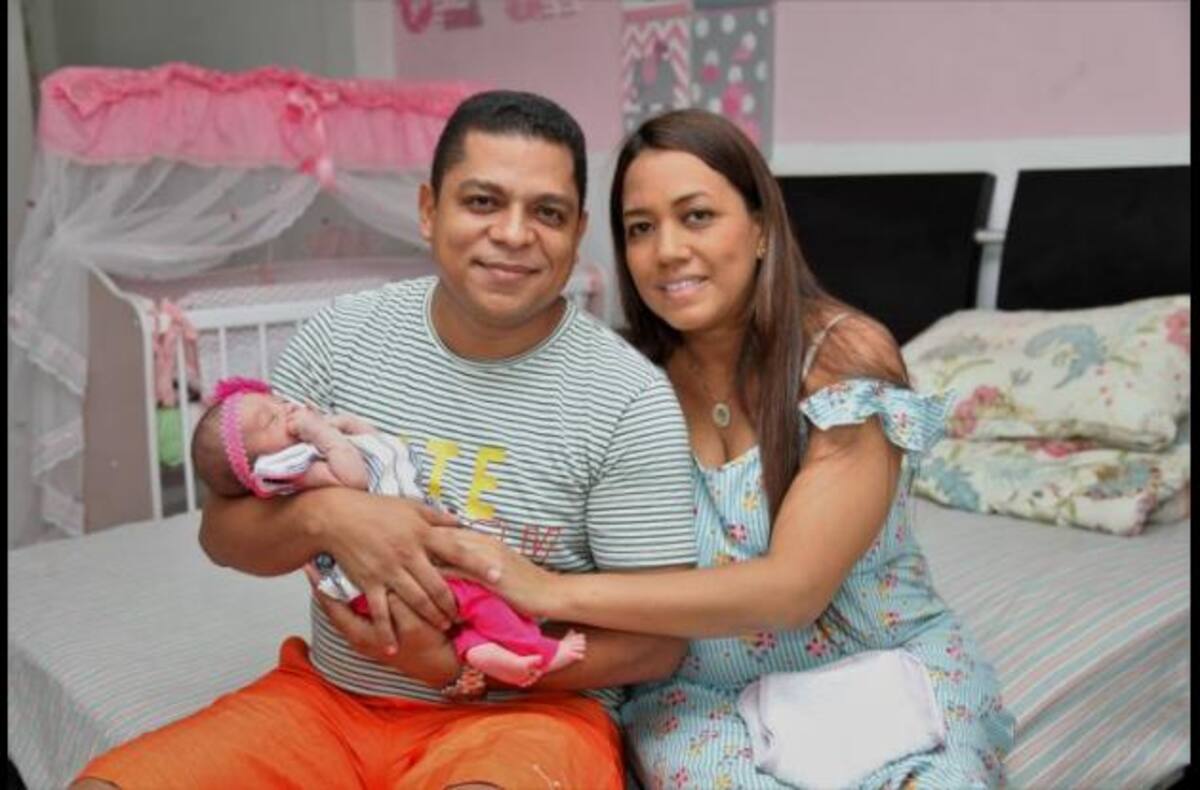 Sarah Lucía, en compañía de sus padres John y Tatiana. AROLDO MESTRE
