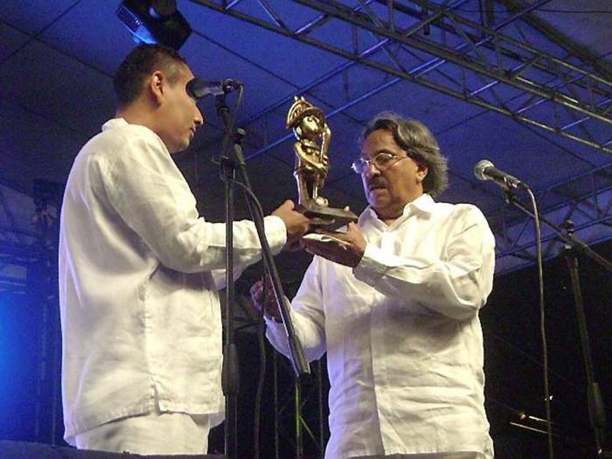 El presidente de Festigaitas, Armando Rivero, entregó el reconocimiento al poeta José Ramón Mercado, homenajeado en la presente edición del Festival.