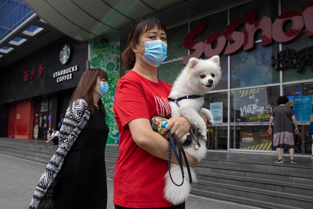 Rebrote de COVID-19 causa confinamiento de 500.000 personas en China