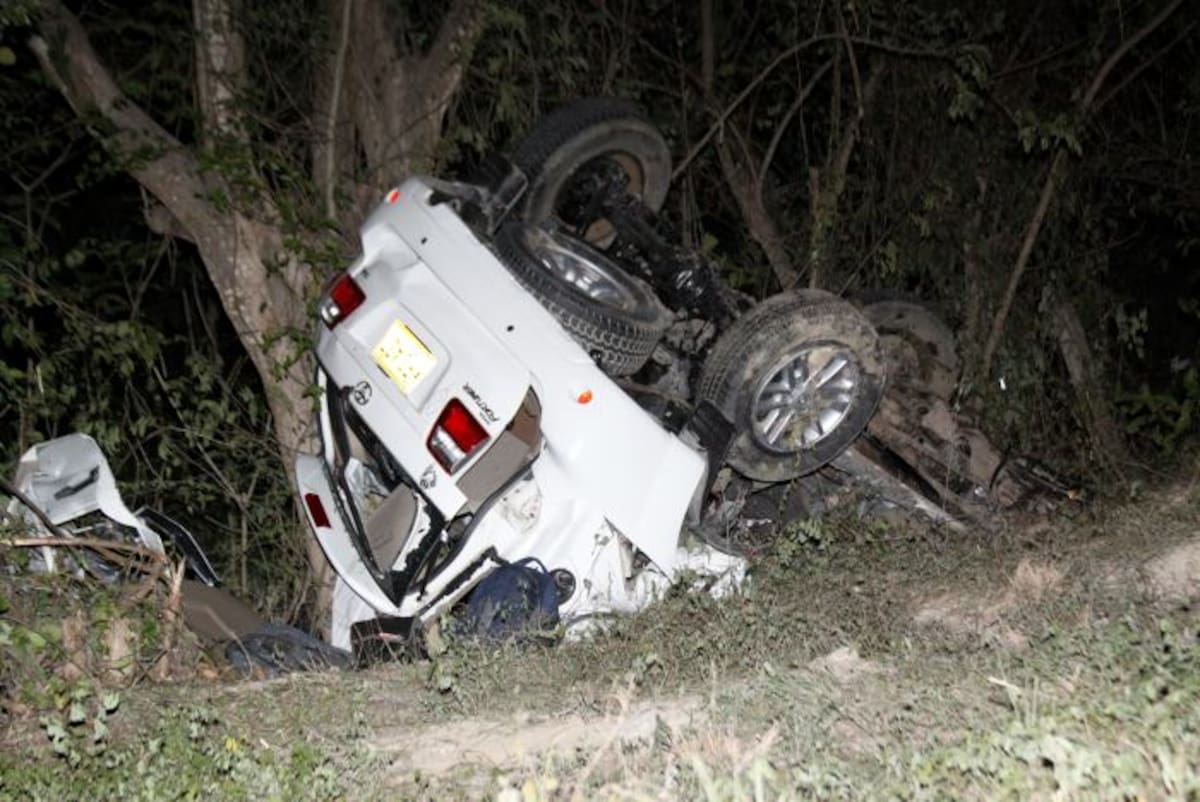 La camioneta quedó volcada a un lado de la vía. Lorena Henriquez-El Universal