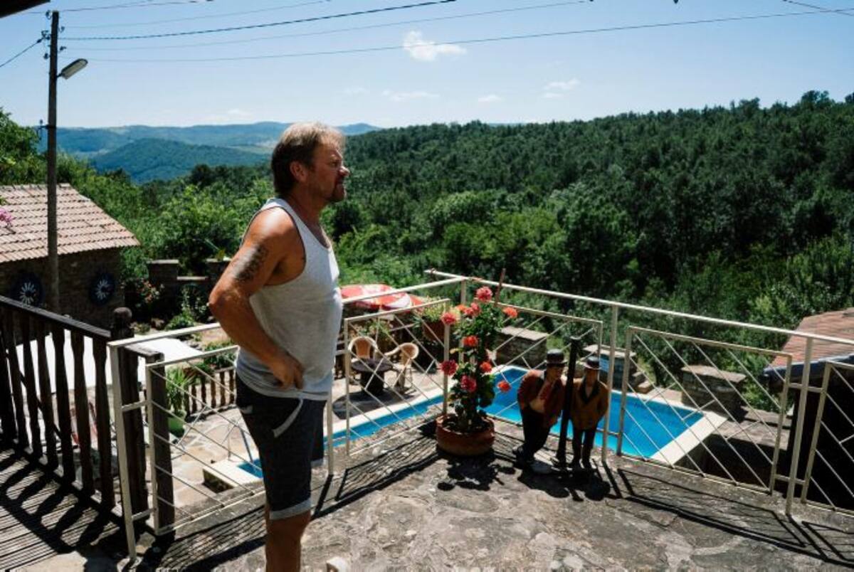 Kim Sayer, aprecia las "ventajas" de su nueva vida: una inmensa hacienda en la que ha construido varias casas de piedra y una piscina de lujo con vistas al valle. AFP DIMITAR DILKOFF