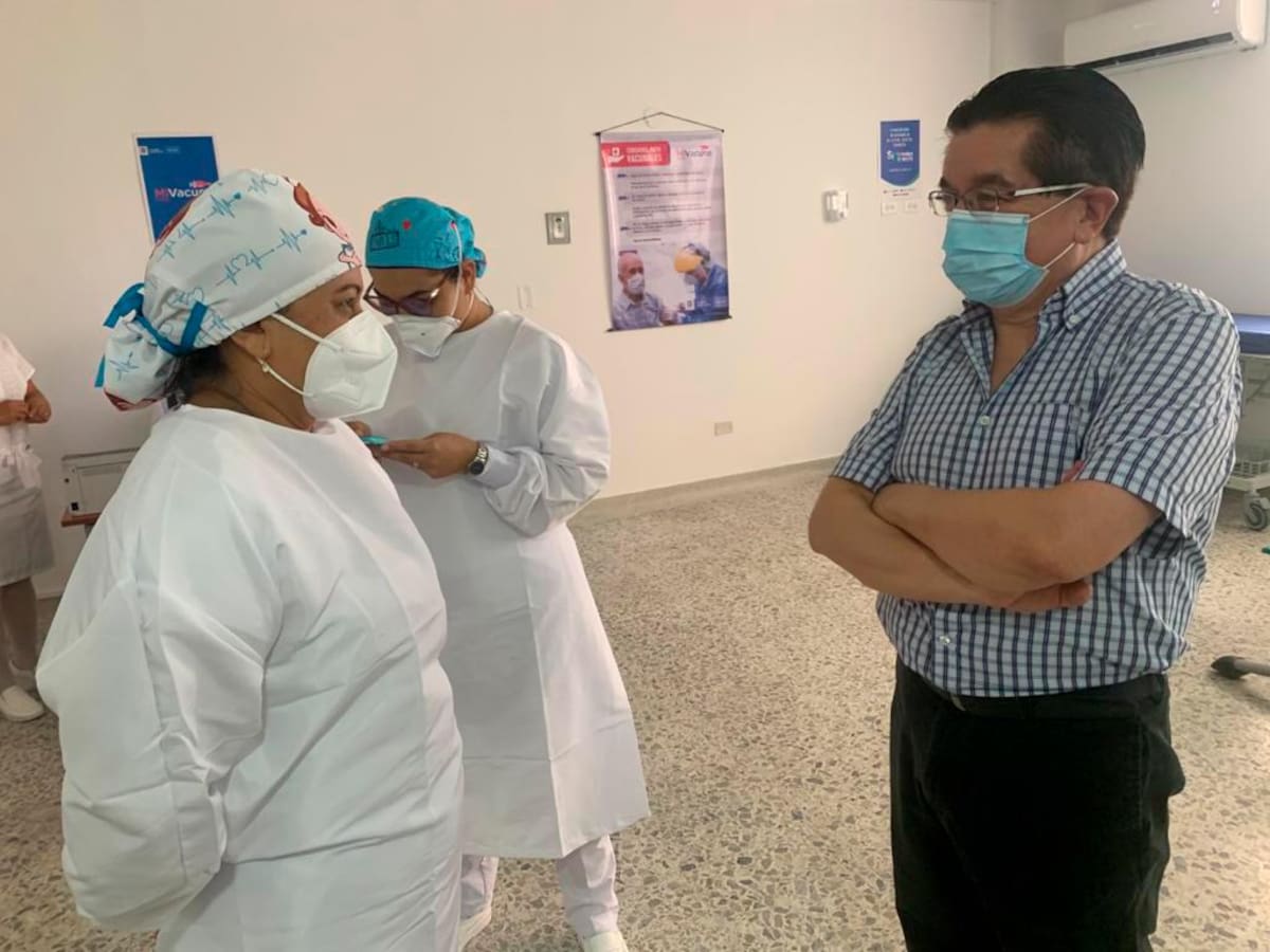 El ministro de Salud, Fernando Ruiz conversa con la enfermera Verónica Machado Torres.
