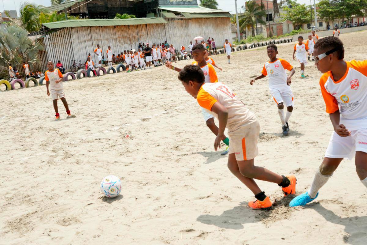 ¡Sí hay opciones:! La Boquilla pone a rodar sueños con sus niños futbolistas