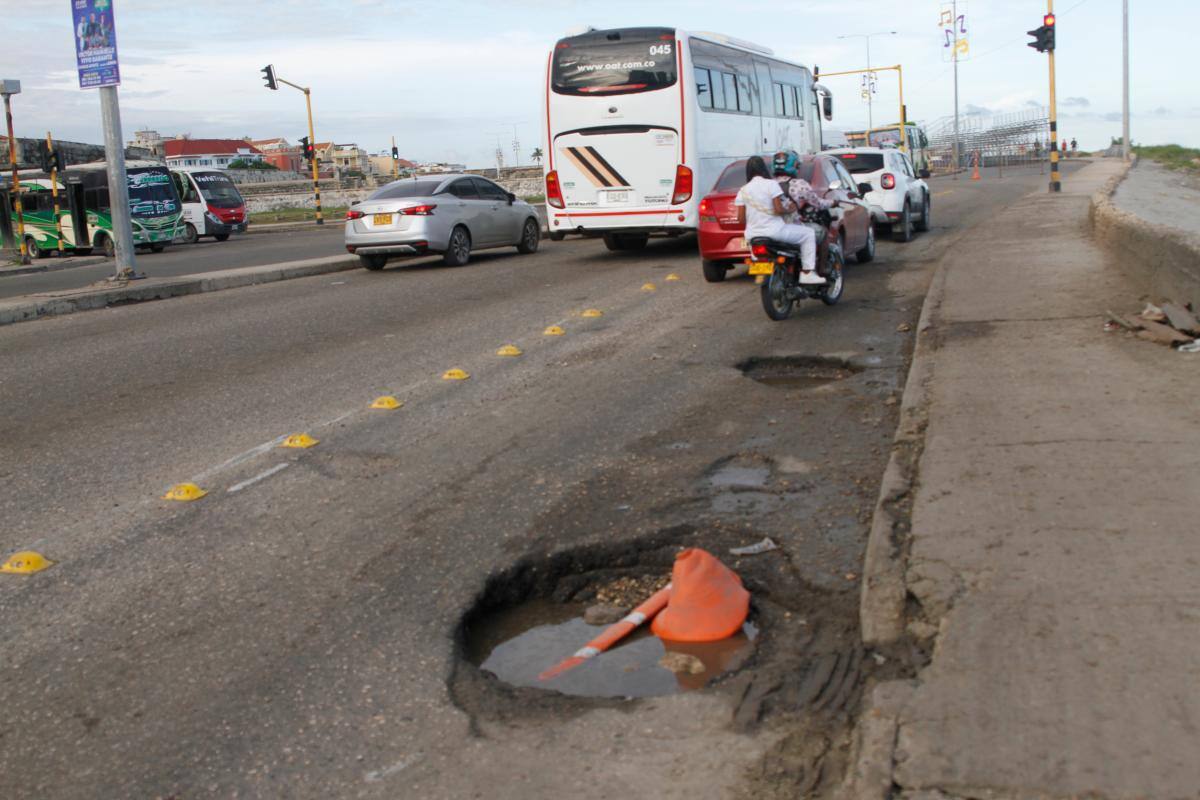 Huecos en la avenida Santander, de Cartagena.